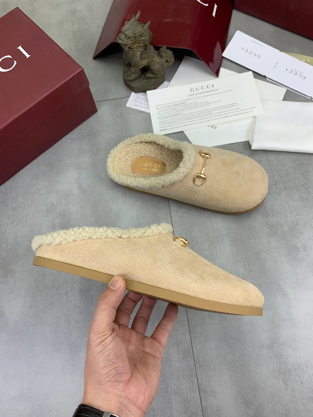 Men's shoes 💰P400 [New style] 💰 Women's half-flop 🆘 "Real wool" [GUCCI] 👉 Popular men's shoes official website synchronization 🔰 Quality [proud] is not comparable to the imitations in the general market 🌀 The upper is imported Italian frosted cowhide, and the lining: foot pad 🅰️ grade 🐑 real wool 👻 Only Grade A can show the effect The hand feels smooth and delicate 🔱The shoe shape is grand, only the factory can achieve it 🎄The perfect toughness of the original outsole 👻⬛️Only allows customers to bid farewell to one-time consumption. Real wool lining, super warm. 2️⃣Colors available Sizes: 35-44
